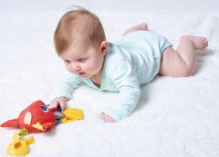 TINY LOVE Baby lišák Christopher textilní závěsný s klipem šustí cinká pro miminko