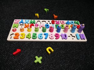 Dřevěná abeceda s čísly