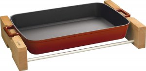 LAVA METAL Litinový pekáč 26x40 cm s dřevěným podstavcem - červený